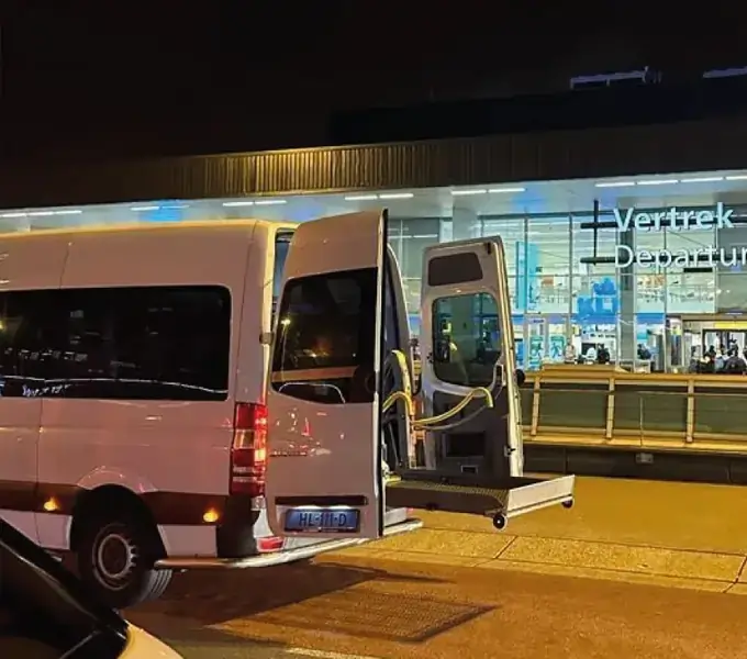 Rolstoelbus bij Schiphol voor reizigers uit Zwijndrecht
